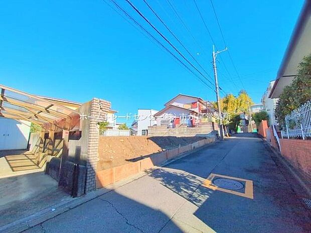 閑静な住宅街に立地します☆
「市が尾小学校」まで徒歩５分、まいばすけっとやローソン、郵便局が徒歩9分圏内に揃います♪