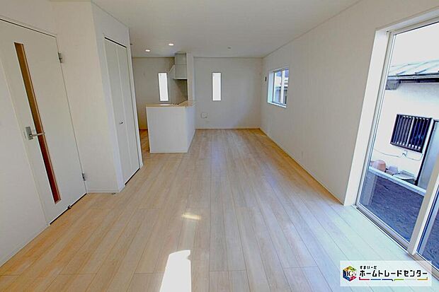 ☆　リビング　☆
大きな窓のあるリビングは、明るく解放感溢れる空間です。居心地良く、ご家族皆がゆったり寛げる憩いの空間となりそうです。