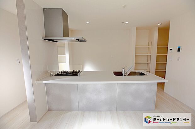 JR「鴨居」駅まで1400m 、バス５分「白山中央」停歩２分♪「鴨居」駅にはJR横浜線の快速が停車。横浜や八王子方面、また都心へ向かうにも便利な駅です。駅前商店街は活気溢れ、お買い物も便利！