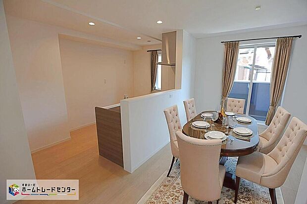 ☆ リビング ☆
現況の物件写真に、CG による画像処理を行っています。家具、家電、照明器具、小物、カーテン、その他のイメージはCG です。