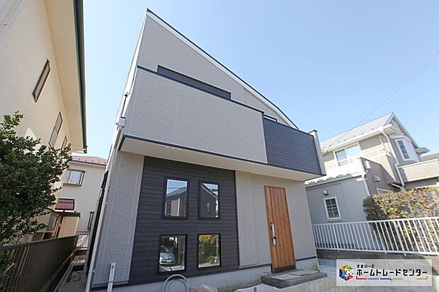 東急電鉄「青葉台」駅まで2100m 、バス12分「田奈高校」停歩5分です。東急田園都市線「青葉台」駅周辺には東急スクエアなどの店舗が立ち並びます。周辺に学校が多く、活気あふれる街です。