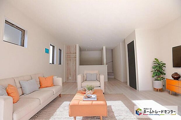 ☆ リビング ☆
現況の物件写真に、CG による画像処理を行っています。家具、家電、照明器具、小物、カーテン、その他のイメージはCG です。