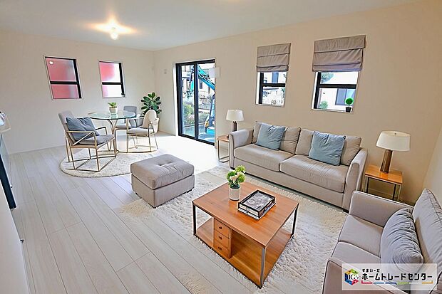 現況の物件写真に、CG による画像処理を行っています。家具、家電、照明器具、小物、カーテン、その他のイメージはCG です。