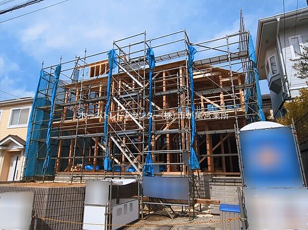 敷地４２坪超！カースペース並列２台分＆広々としたお庭スペースございます♪
リビング１７帖！シューズインクローク＆パントリー付、ゆとりの４LDKプランです☆