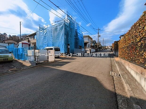 閑静な住宅街に立地します☆前面道路は開放感溢れる６．５ｍ幅、陽当り・通風良好です♪
小学校・スーパー・コンビニ・ドラッグストアが徒歩９分圏内に揃います♪