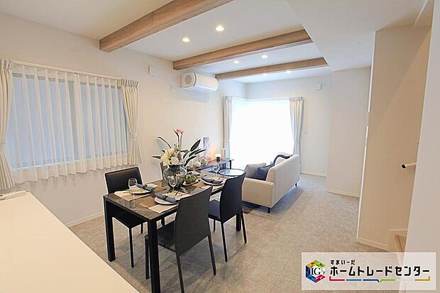 ☆　リビング　☆
リビングにはたくさんの窓を設置しました♪各方向から光が差し込みます！