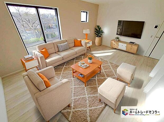 ☆　リビング　☆
現況の物件写真に、CG による画像処理を行っています。家具、家電、照明器具、小物、カーテン、その他のイメージはCG です。