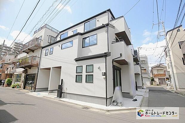 ビルトインガレージ付、３階建て住宅☆
リビング１７帖！全居室に収納完備、ゆとりの４部屋プランです♪