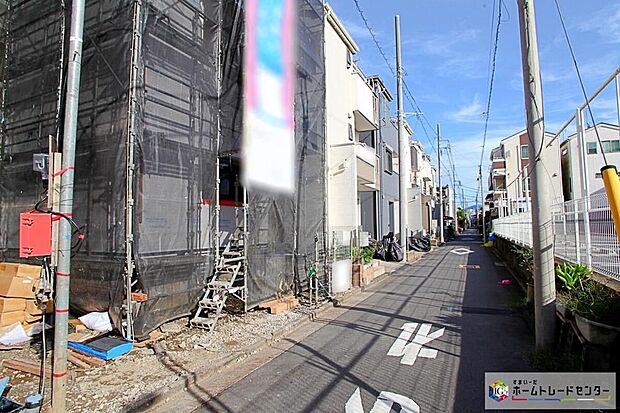 静かで落ち着いた住宅街に立地します！「四谷小学校」まで徒歩３分、「南大師中学校」まで徒歩５分、毎日の登下校も安心ですね♪