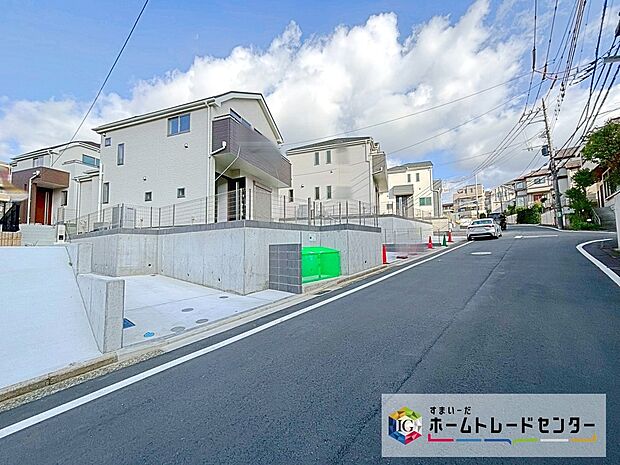 【前面道路含む現地写真】閑静な住宅街に立地します☆前面道路は開放感溢れる6.5m幅、お車の入出庫もスムーズに行えそうです♪