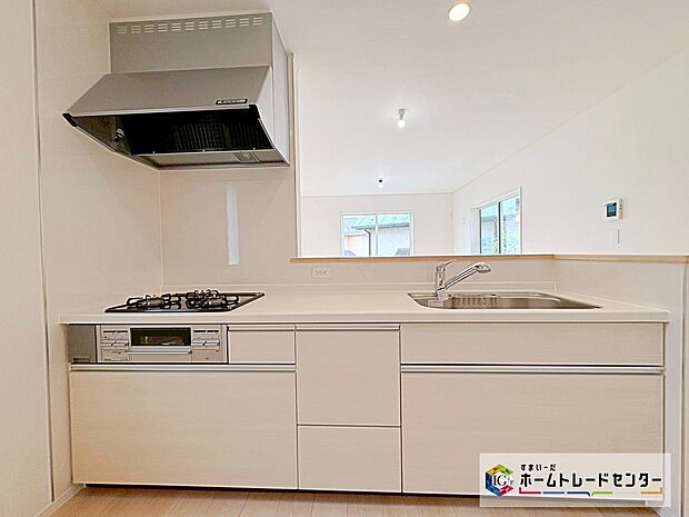 【【システムキッチン】】見栄えもよくお手入れもスムーズに出来ます。豊富な収納力もございますので、キッチンスペースをスッキリとお使い頂けそうです。