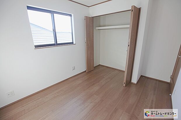 【洋室】全居室に収納を完備しておりますので、居室の全空間を有効活用出来ます。自分好みのお部屋で、ゆったりお寛ぎ頂けます。