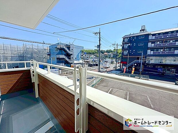 【【バルコニー】】ルーフバルコニーでは大きく広がる青空を眺めながら日光浴など、プライバシーを守りながら豊かな時を過ごせます。