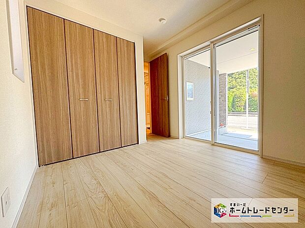 【洋室】☆ 洋室 ☆
充分な広さの収納を備え、採光良好な洋室は、快適空間。プライベートの時間もゆったりお寛ぎ頂けそうです。