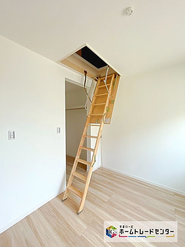 【小屋裏収納】増えがちな季節の衣類や本、趣味の道具などもすっきりと片付きます。