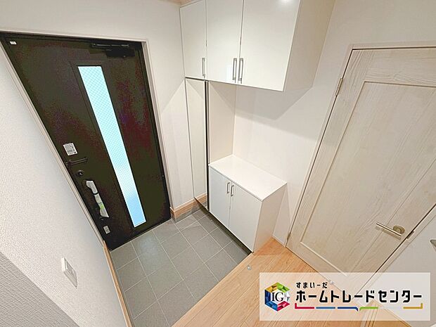 【カラーモニター付きハンズフリーインターフォン】来客者が一目でわかるカラーモニターを採用、お子様一人のお留守番も安心です。