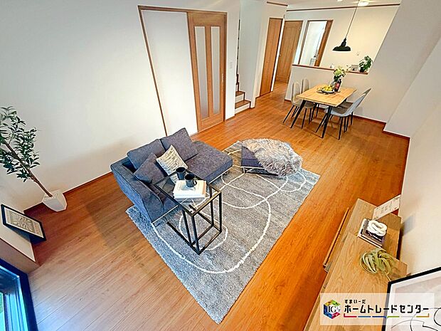 【リビング 】☆ リビング ☆
ダイニングテーブル、ソファーを置いてもゆとりのあるリビング☆