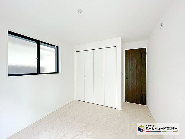 【☆ 洋室 ☆】充分な広さの収納を備え、採光良好な洋室は、快適空間。プライベートの時間もゆったりお寛ぎ頂けそうです。