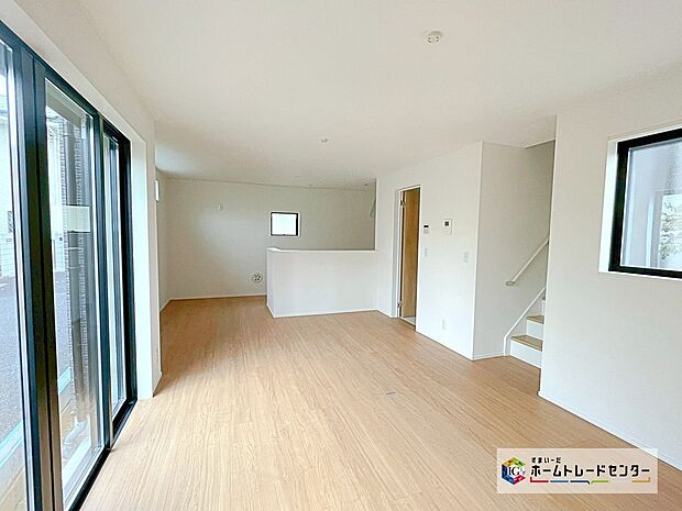 【リビング 】☆ リビング ☆
広々としたLDKに、自分好みのインテリアでレイアウト。季節ごとに模様替えなども、楽しみの一つとなりそうです。