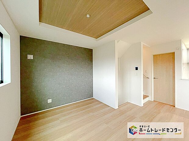 【☆ リビング ☆】温もり感じるフローリング仕様ですので、ご家族やお客様を温かく迎えてくれ
ます。