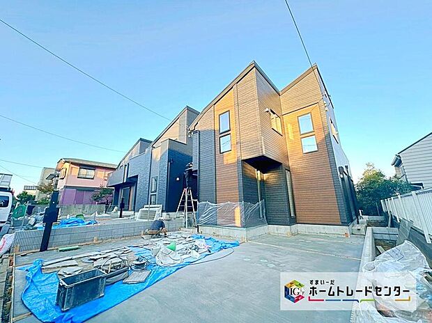 【前面道路含む現地写真】閑静な住宅街に立地します!前面道路は開放感溢れる6m幅、陽当り・通風良好です♪カースペース2台分ございます!家族分の自転車の駐輪スペースとしても勿論、来客用の駐車スペースとしてもお使いいただけます♪