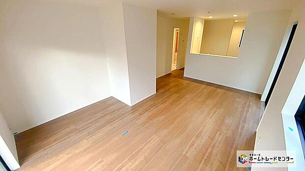 【リビング】大きな窓のあるリビングは、明るく解放感溢れる空間です。居心地良く、ご家族皆がゆったり寛げる憩いの空間となりそうです。