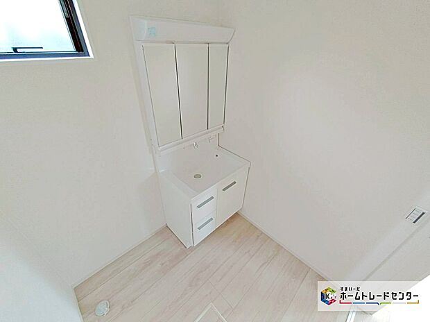 【【サニタリースペース】】白を基調とした飽きのこない内装☆
こちらも小窓があるので、日々の換気も容易に完結☆