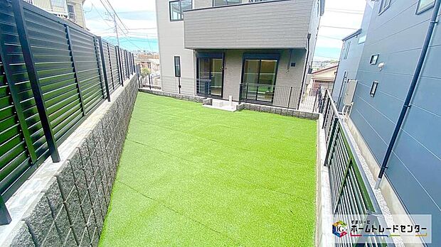 【庭】リビング前は人工芝ありのお庭、道路面には目隠しフェンスでプライベート空間が確保できるようになります☆