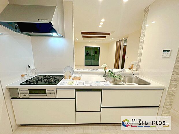 【食器洗浄乾燥機】忙しい奥様の味方、後片付けもラクラクなビルトイン食洗機付き。洗い終わった食器の水切りや乾燥としても便利です。