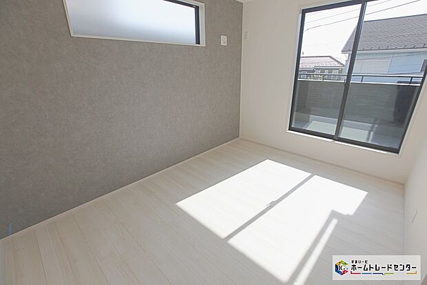 【洋室】☆　洋室　☆
充分な広さの収納を備え、採光良好な洋室は、快適空間。プライベートの時間もゆったりお寛ぎ頂けそうです。