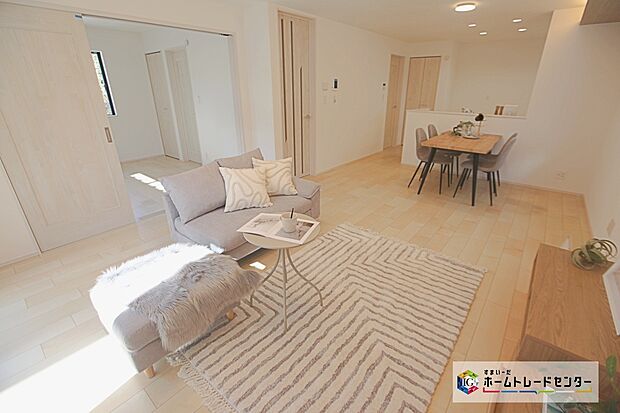 【リビング】リビング隣には5.25帖の洋室がございます☆リビングと合わせて23帖越えの大空間になります☆