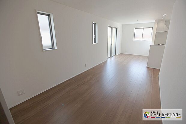 【リビング】大きな窓のあるリビングは、明るく解放感溢れる空間です。居心地良く、ご家族皆がゆったり寛げる憩いの空間となりそうです。