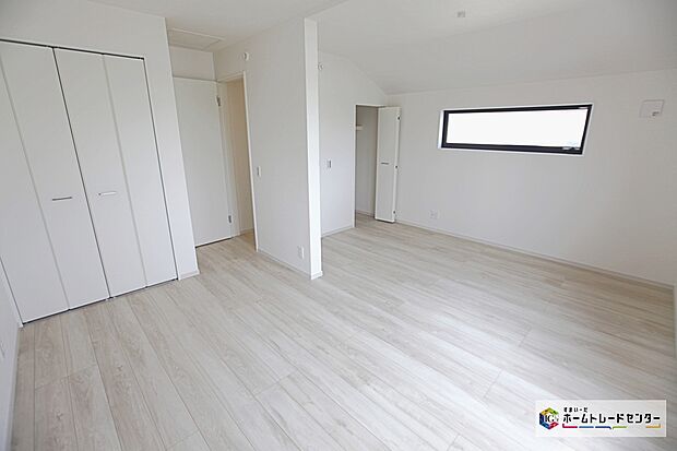 【洋室】全居室に収納を完備しておりますので、居室の全空間を有効活用出来ます。自分好みのお部屋で、ゆったりお寛ぎ頂けます!