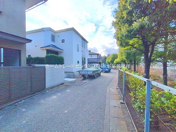 【前面道路含む現地写真】閑静な住宅街に立地します！
「王禅寺中央小学校」まで徒歩５分、「王禅寺中央中学校」まで徒歩６分です♪