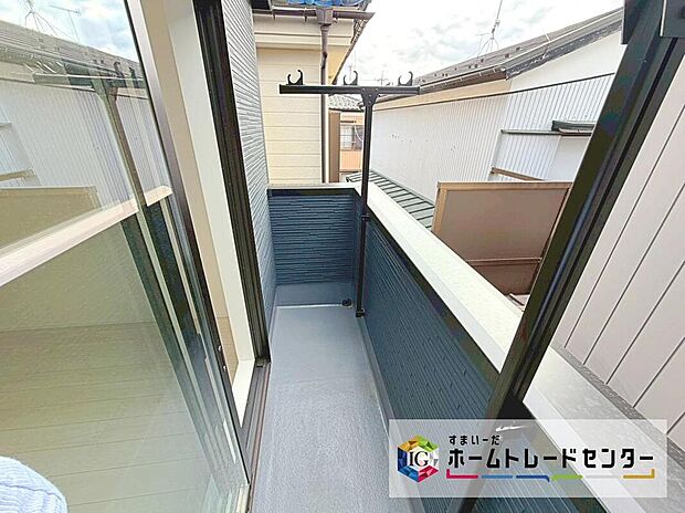 【バルコニー】心地よい陽射しや暖かな風を楽しむことが出来ます。洗濯物もカラリと乾きそうですね!