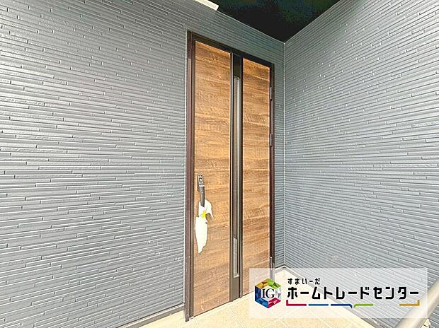 【玄関】ガラススリットの入った玄関ドアは室内に光を届けてくれる大事な存在です☆ウッドテイストの玄関ドアがお洒落です。