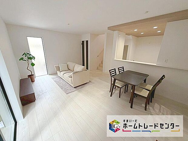 【リビング】ナチュラル色のフローリングは木の持つ自然な風合いでやさしい雰囲気をもちながら部屋全体を明るく見せてくれます。