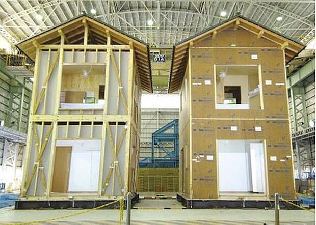 【震度7レベルの揺れにも倒壊しない強さを実証!】実物大の家屋を使った振動実験を実施しました。実験は、大型振動台の上に、「筋かい工法」と耐力面材「ダイライト」を施工した家屋を設置し、「阪神淡路大震災」と同じ振動を与えました。実験の結果、「ダイライト」は、震度7という極大地震の強い揺れにも倒壊せず、実際の住宅に施工した場合にも、優れた耐震性を発揮することが証明されました。