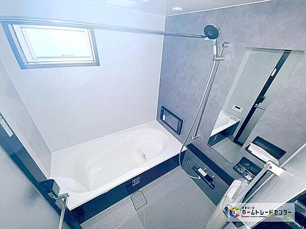 【大型TV付き浴室】液晶テレビ付き!ゆったり一坪サイズの浴室で寛ぎのバスタイムを♪足をのばしてゆったりくつろげます。