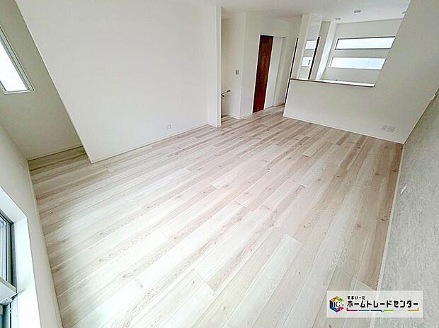 【リビング】家族の一体感を感じられる広々スペース。家族と過ごす時間を大切にする方にぴったりのゆとりの住空間。