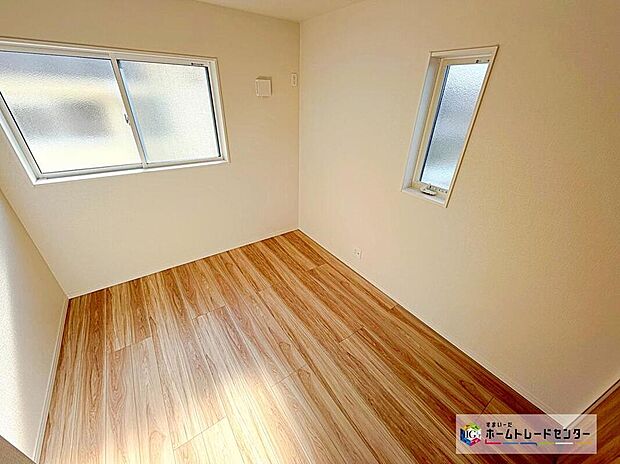 【リビング以外の居室】２面採光を確保した明るい室内は、風通しも良く、大変居心地の良い空間となっております。爽やかな風を感じて起きる朝は、快適生活の始まりに！