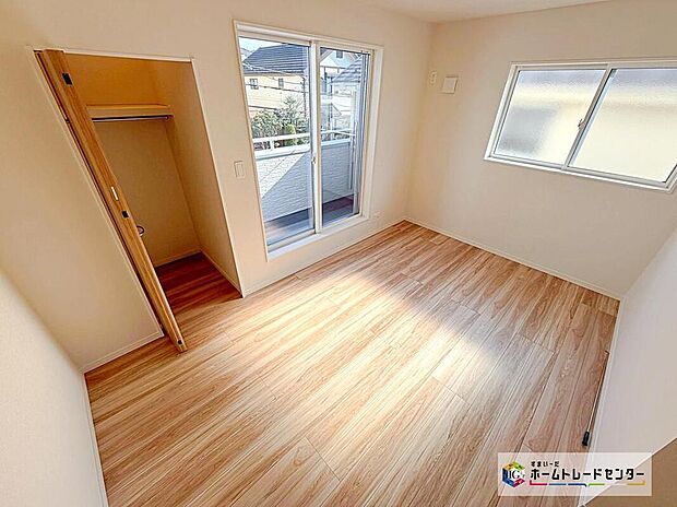 【リビング以外の居室】充分な広さの収納を備え、採光良好な洋室は、快適空間。プライベートの時間もゆったりお寛ぎ頂けそうです。