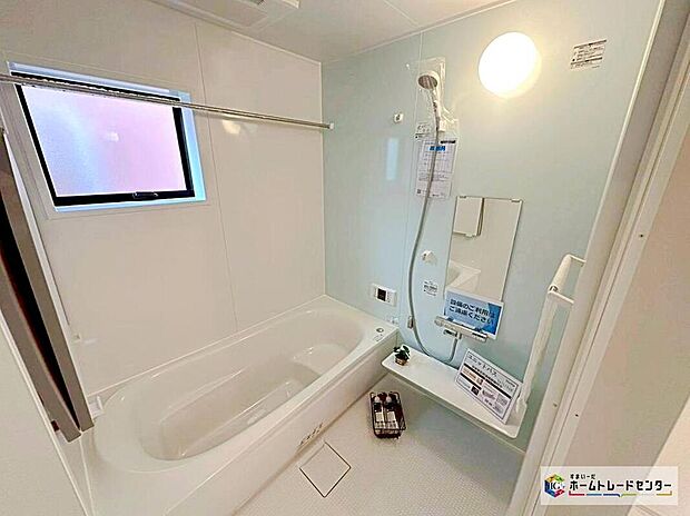 【浴室】窓付きバスルームは、採光もあり、明るく落ち着いた雰囲気のゆったり寛げる空間!日中の入浴も気持ちよくお使い頂けます♪窓があることで、換気環境も良好!掃除もスムーズに出来ます♪