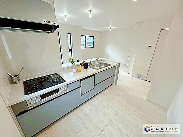 【キッチン】リビング全体が見渡せるカウンターキッチン♪家族みんなで料理できるスペースがございます。対面でLDKの様子が見えて安心◎