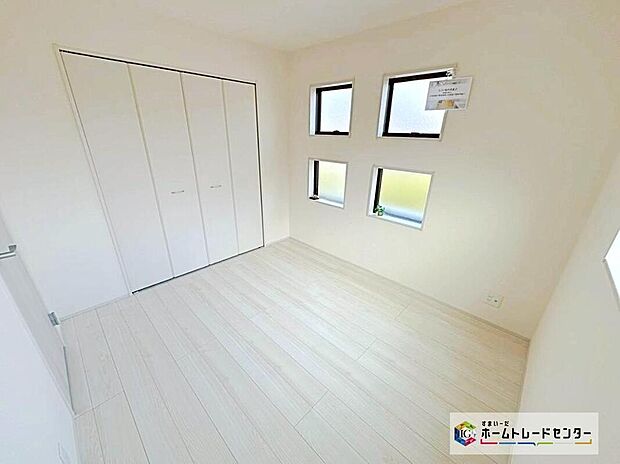 【リビング以外の居室】穏やかな光が差し込む室内には、穏やかな時間が流れます。休日には、落ち着いた空間で自分の趣味を楽しむのはいかがですか。