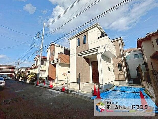 【前面道路含む現地写真】全棟17帖越えの広々リビングがございます☆
収納もありますので、散らかりがちなリビングがスッキリ片付きます☆