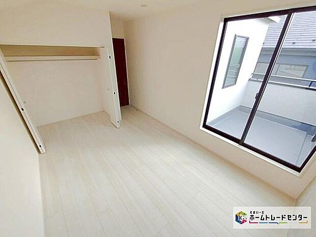 【リビング以外の居室】全居室に収納を完備しておりますので、いつでもお部屋をすっきりとお使い頂けそうです。自分好みのインテリアやレイアウトを考えるのも楽しみです。

