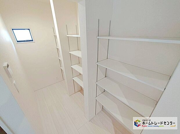 【パントリー】☆　パントリー（2号棟）　☆
常備食のストックや家電の収納に役立つパントリー。まとめ買いしてもこの収納量なら心配いらずです♪