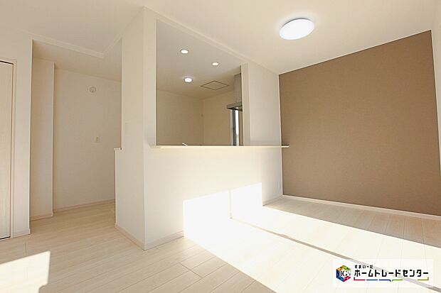 【リビング】☆ リビング ☆
広々としたリビングは掃き出し窓からたくさんの陽光を取り入れてくれます。家族が集まる空間ですからやはり明るさと、暖かさは大切です。広さがありますので家具の配置に悩まなくて済みます