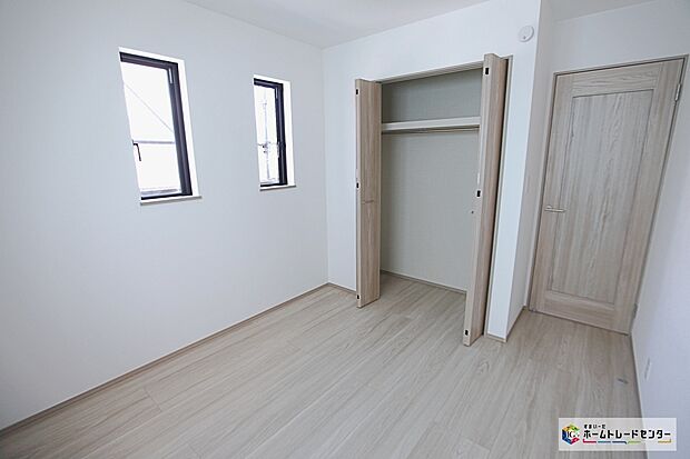 【洋室】随所に収納を設置!居室の全空間を有効活用でき、いつでもお部屋をすっきりとお使い頂けます♪インテリアやレイアウトを考えるのも楽しみですね!